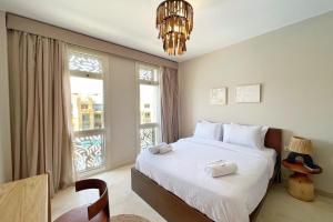 Postel nebo postele na pokoji v ubytování Dazzling 2 BDR w Rooftop Mangroovy Free Pool & Beach Access