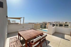 Balkón nebo terasa v ubytování Dazzling 2 BDR w Rooftop Mangroovy Free Pool & Beach Access