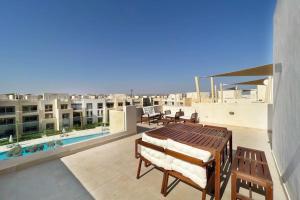 Bazén v ubytování Dazzling 2 BDR w Rooftop Mangroovy Free Pool & Beach Access nebo v jeho okolí