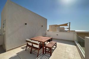 Balkón nebo terasa v ubytování Dazzling 2 BDR w Rooftop Mangroovy Free Pool & Beach Access