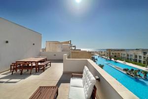 Bazén v ubytování Dazzling 2 BDR w Rooftop Mangroovy Free Pool & Beach Access nebo v jeho okolí