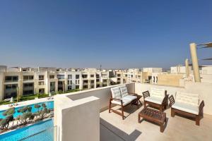 Bazén v ubytování Dazzling 2 BDR w Rooftop Mangroovy Free Pool & Beach Access nebo v jeho okolí