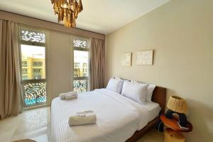 Postel nebo postele na pokoji v ubytování Dazzling 2 BDR w Rooftop Mangroovy Free Pool & Beach Access