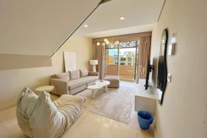 Posezení v ubytování Dazzling 2 BDR w Rooftop Mangroovy Free Pool & Beach Access