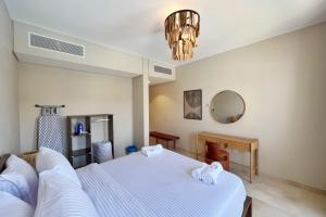 Postel nebo postele na pokoji v ubytování Dazzling 2 BDR w Rooftop Mangroovy Free Pool & Beach Access