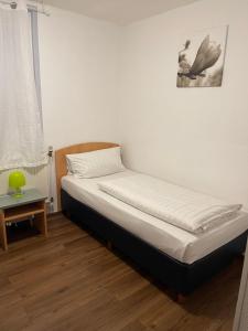 Postel nebo postele na pokoji v ubytování Residenz Hotel Wuppertal
