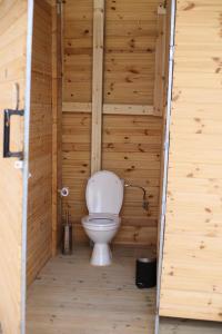 a bathroom with a toilet in a wooden wall at נירוונה במדבר in Be'er Milka