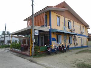 ein Gebäude, in dem Motorräder geparkt sind in der Unterkunft Phatra Hostel in Thongsala