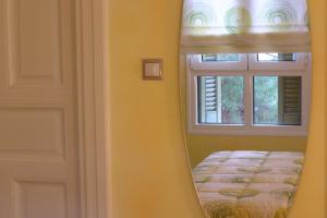 Ένα ή περισσότερα κρεβάτια σε δωμάτιο στο Room "honeybee" in a neoclassical house