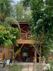 Cette maison en bois est entourée d'une terrasse couverte. dans l'établissement Izla Soanna, à Panglao