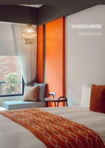 台南的住宿－荷米.輕新館(三館)，酒店客房设有床和窗户。