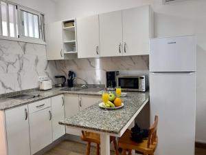 Kuchyňa alebo kuchynka v ubytovaní Casa Lindi - Apartment near Puerto Rico beach