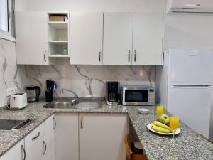 Kuchyňa alebo kuchynka v ubytovaní Casa Lindi - Apartment near Puerto Rico beach