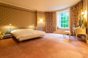 - une chambre avec un grand lit et une fenêtre dans l'établissement 18th Century Manor with Sauna, 
