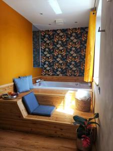 bañera con silla azul en una habitación en Drì bed & breakfast en Rocca di Papa
