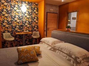 1 dormitorio con 1 cama y 1 mesa con sillas en Drì bed & breakfast en Rocca di Papa