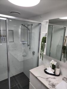 a bathroom with a shower and a sink at sunrise on the beach in Gold Coast +19 photos