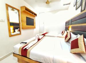 Postel nebo postele na pokoji v ubytování Gateway Suites