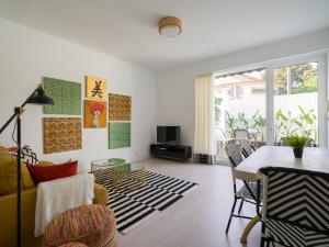 een witte woonkamer met een tafel en stoelen bij Cosmopolitan Design By CanariasGetaway in Las Palmas de Gran Canaria