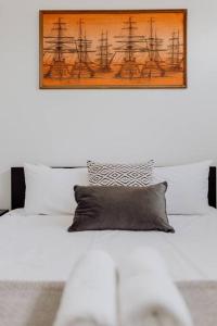 Ένα ή περισσότερα κρεβάτια σε δωμάτιο στο Scandi at Stieglitz Sleeps 6 Modern & Stylish