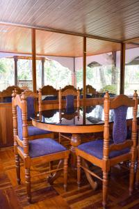 jadalnia ze stołem i krzesłami w obiekcie Rajahamsam Houseboat w mieście Kumarakom