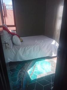 Located in the heart of the city في جوهانسبرغ: غرفة بها سرير مع ضوء على الأرض