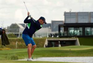 een man zwaaiend met een golfclub op een golfbaan bij Quiet 3BR 15min from metro/city in Kopenhagen