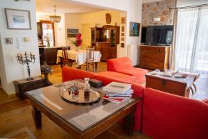 una sala de estar con sofás rojos y una mesa. en A Luxury Seafront Villa with amazing ambience and view, en Alyfantá