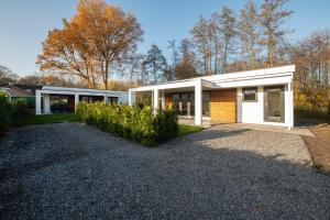 uma casa com garagem e uma entrada em 90, gelegen aan het natuurmonument de Kampina em Oisterwijk