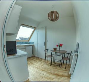 Beaussais sur MerAppartement neuf proche de la mer的配有桌椅的厨房和餐厅