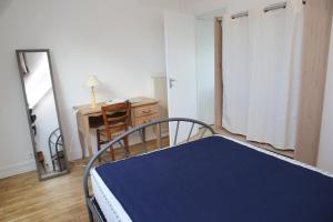 Beaussais sur MerAppartement neuf proche de la mer的卧室里有一张床、一张书桌和一面镜子