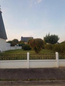 Beaussais sur MerAppartement neuf proche de la mer的院子前的白色围栏