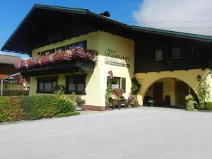 un edificio con cajas de flores en su lado en Ferienwohnungen Passrugger, en Eben im Pongau