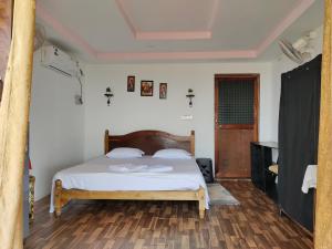 a bedroom with a bed in a room at Fisherman Cove Agonda in Canacona +42 photos
