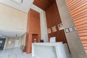 vestíbulo de un edificio con recepción en Riyadha Home Apartment, en Riad