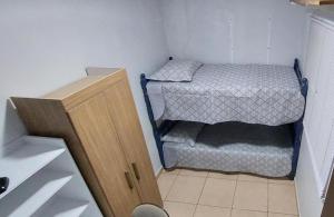 Katil atau katil-katil dalam bilik di Quarto Deluxe em Foz piscina wifi estacionamento cozinha E AR