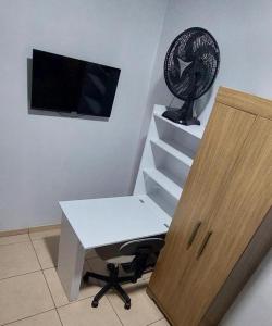 Televisyen dan/atau pusat hiburan di Quarto Deluxe em Foz piscina wifi estacionamento cozinha E AR