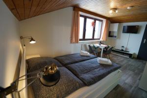 sypialnia z dużym łóżkiem i stołem w obiekcie Brandthausen - Ferienwohnungen Familie Brandt w mieście Heidersdorf