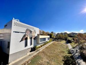 un edificio con un mural en el costado en Acogedor apartamento entero en Terrassa