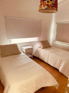Una cama o camas en una habitación de Quequen frente al mar
