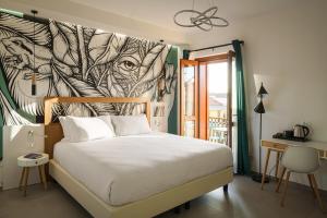 um quarto com uma cama com um desenho na parede em Urban Karalis by Accomodo em Cagliari