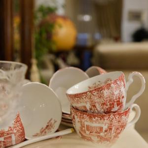 un groupe de tasses et de soucoupes assises sur une table dans l'établissement B&B Old Town San Marino, à Saint-Marin