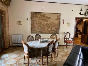 ein Esszimmer mit einem Tisch und Stühlen in der Unterkunft Villetta degli Ulivi in Santa Rufina