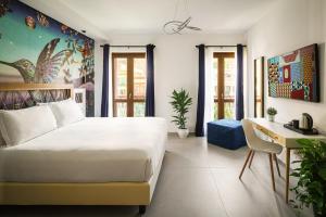 卡利亚里Urban Karalis by Accomodo的一间卧室配有一张大床和一张书桌