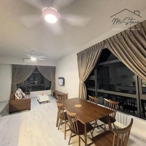sala de estar con mesa, sillas y sofá en MiStay 4-5PAX Luxury Suite Apartments en Kota Kinabalu