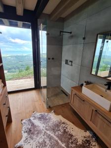 ein Bad mit einer Dusche, einem Waschbecken und einem Spiegel in der Unterkunft Eagle View on Beumont in Dullstroom
