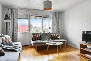 uma sala de estar com um sofá e uma televisão em Sparkling modern house in Kista - close to city em Estocolmo