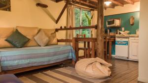 ein Wohnzimmer mit Sofa und eine Küche in der Unterkunft Cabañas ICh in Tigre