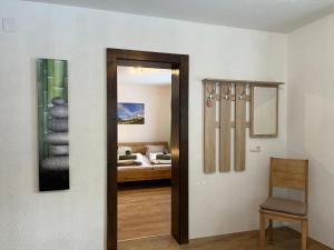 une pièce avec une porte menant à une chambre dans l'établissement Ferienwohnung Wetterstein, à Lermoos