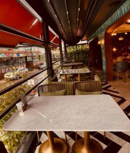 Gloria Suite Hotel في طرابزون: طاولة وكراسي في مطعم مطل على شارع